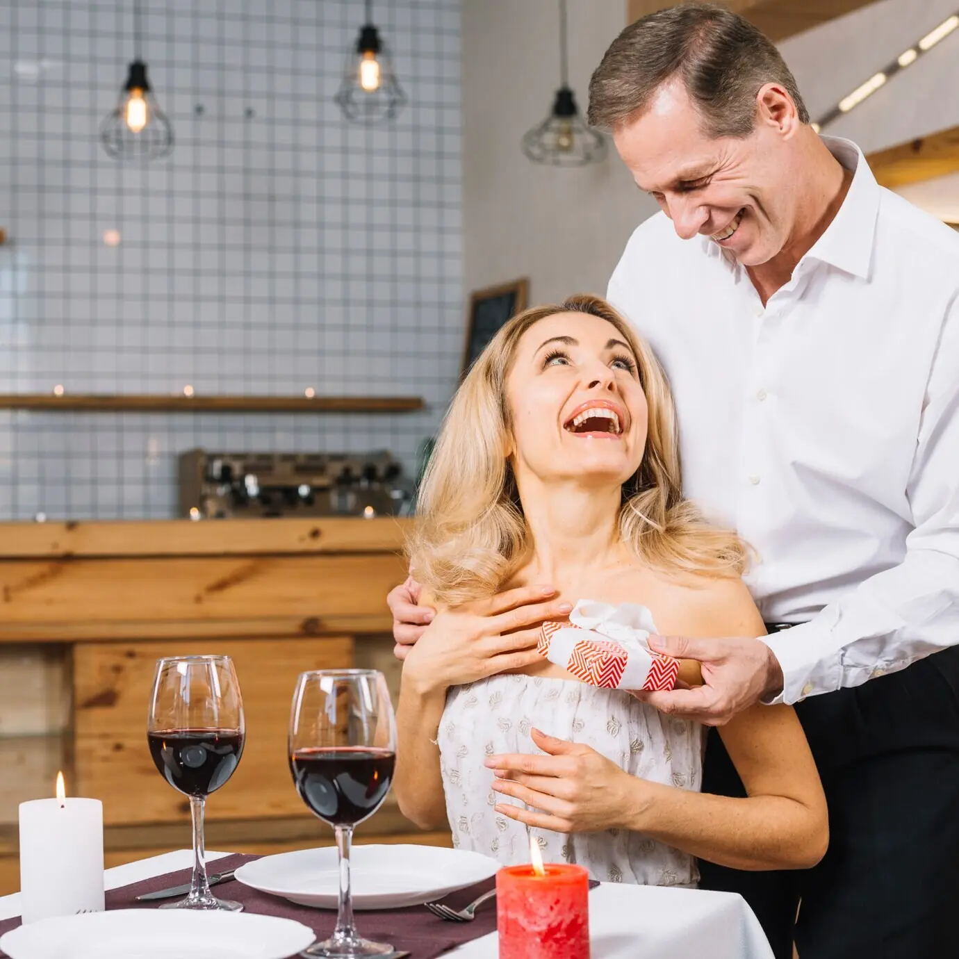 Eine Frau ist überrascht, ein Geschenk zu erhalten.